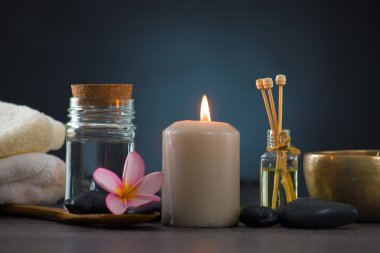 Spa Konsept ambient ışık, soğuk taşlar ile koyu arka plan