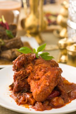 Körili tavuk rendang pişmiş baharatlı sos ile Hint tarzı bir