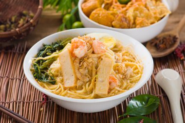 Malezya ünlü karides noodle veya har beni bac üzerinde süslemeleri ile