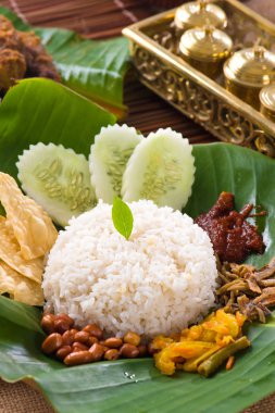 Nasi lemak, geleneksel malay köri Yapıştır pirinç yemek servis