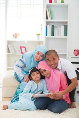 malay aile İnternet'te sörf keyfi yerinde tablet kullanma
