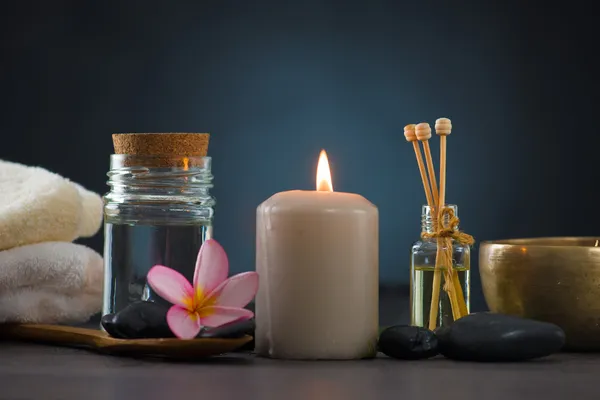 Concepto de spa en fondo oscuro con luces ambientales, piedras frías — Foto de Stock