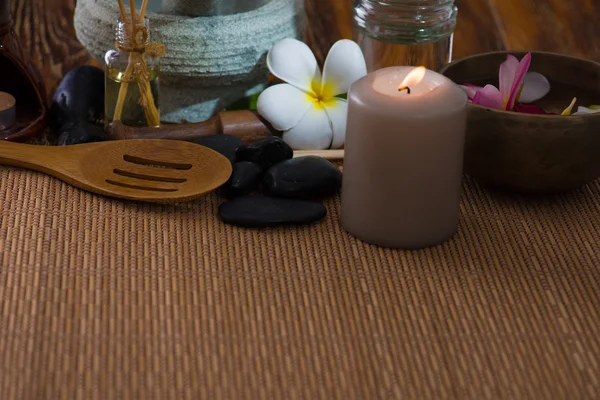 Instalación de spa tropical con flores de frangipani rocas calientes y masajes —  Fotos de Stock