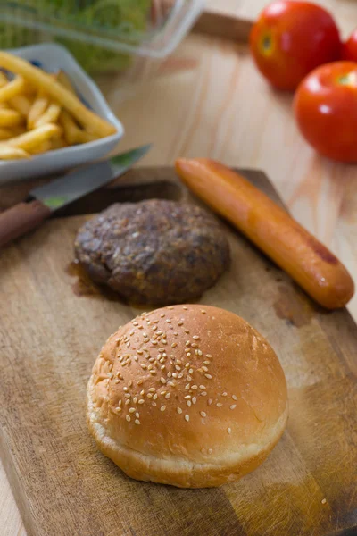 Provedení rychlého občerstvení ingredience hamburger s velkým množstvím surového ma — Stock fotografie