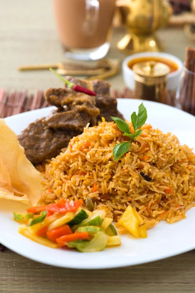 Schapenvlees biryani rijst met traditionele items op achtergrond — Stockfoto