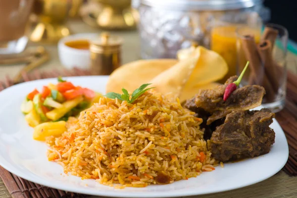 Biryani Basmati Hammelreis mit traditionellen Elementen auf dem Hintergrund — Stockfoto