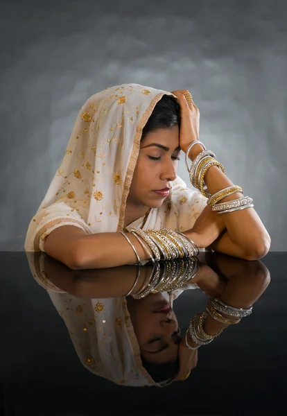 Belle jeune femme indienne en vêtements traditionnels .Magnifique b — Photo