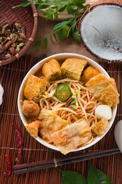 Asam macarrão laksa, estilo Penang com ingredientes crus no backgrou — Fotografia de Stock