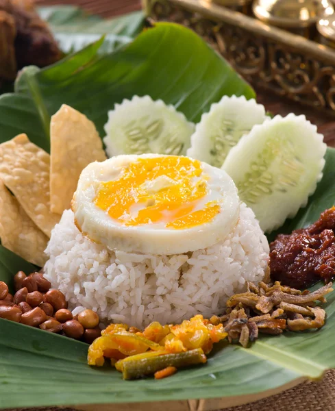 Nasi lemak, harina de arroz tradicional malayo servida con huevo —  Fotos de Stock