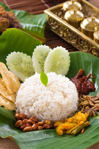 Nasi lemak, un plato tradicional de pasta de curry malayo servido en —  Fotos de Stock