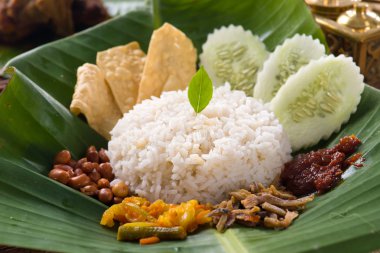 Nasi lemak, geleneksel malay köri Yapıştır pirinç yemek servis