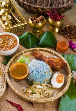 Nasi kerabu, stat içinde ünlü bir geleneksel Doğu Kıyısı mavi pirinç