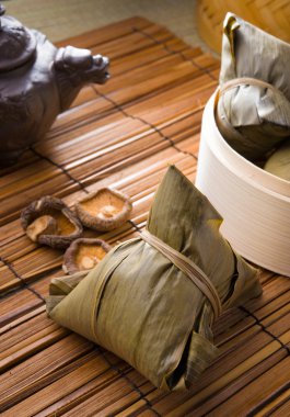 Çin köfte, genellikle Festivali sırasında alınan zongzi