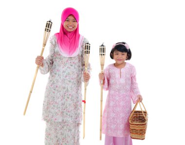 kandil hari raya Festivali sırasında Malay kardeşler