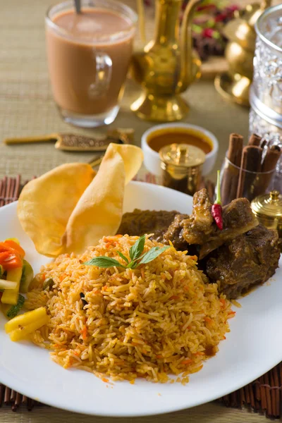 Biryani-Reis mit traditionellen Elementen auf dem Hintergrund — Stockfoto