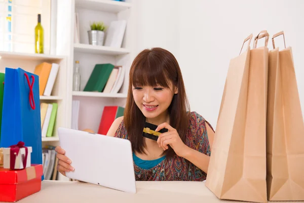 Chinese vrouw met behulp van een computer-tablet — Stockfoto