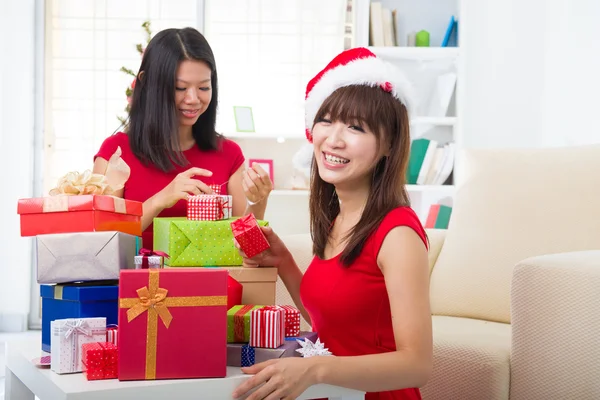 Amigos chineses durante uma celebração de Natal — Fotografia de Stock