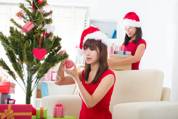 中国クリスマスのお祝い、2 つの女性の友人 — ストック写真