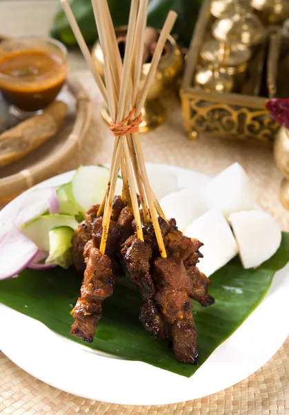 Asiatisk mat nötkött satay med ris och traditionella setup — Stockfoto