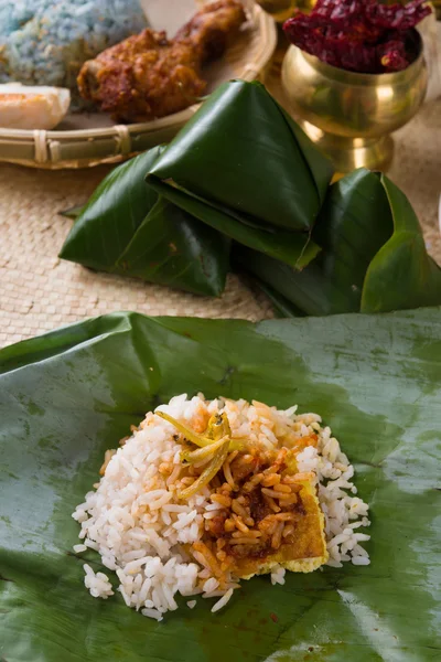 Nasi lemak, a traditional malay curry paste rice dish served on — Stock Photo, Image