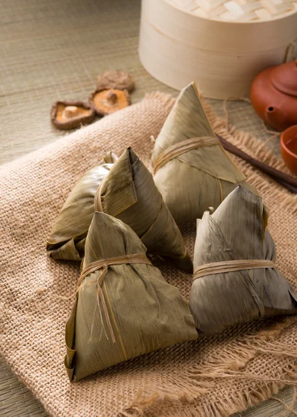 Čínské knedlíky, zongzi obvykle užívá během festivalu — Stockfoto