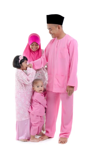 Maleis Indonesische familie tijdens hari raya gelegenheid geïsoleerd met — Stockfoto