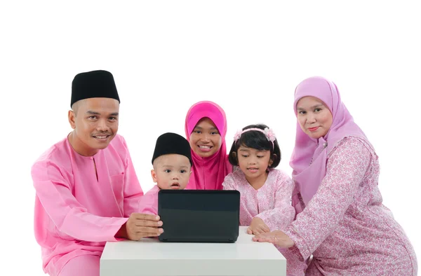 Malay family with traditional maalysian traditional clothes and — Stock Photo, Image