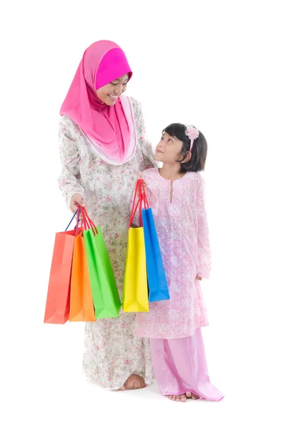 Malaysiska systrar under raya shopping festival — Stockfoto