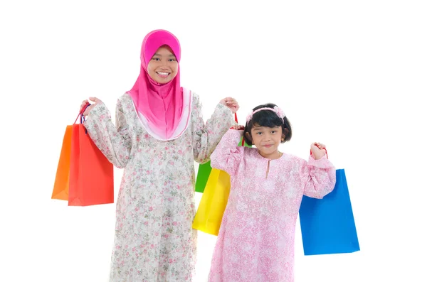 Малайские сёстры во время фестиваля шоппинга — стоковое фото