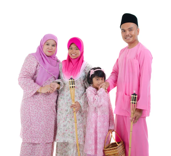 Familia indonesia malaya durante la ocasión hari raya aislado con —  Fotos de Stock