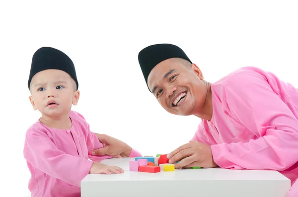 Bahagia malay ayah dan anak, di baju tradisional melayu, songkok — Stok Foto