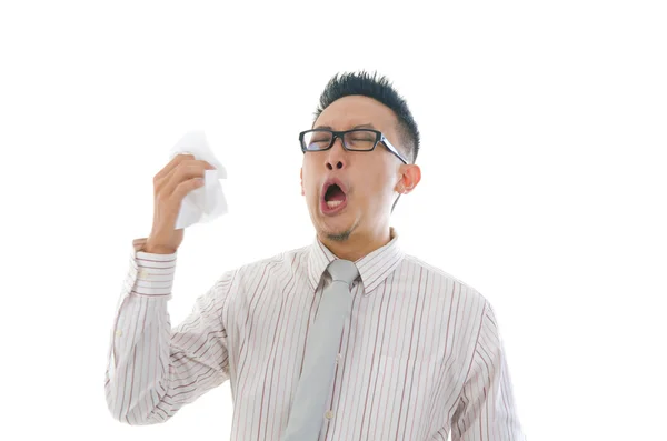 Азиатский бизнесмен болеет гриппом, чихает — стоковое фото