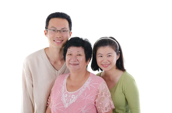 Chinese familie geïsoleerd op witte achtergrond — Stockfoto