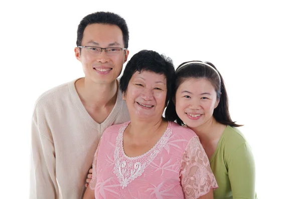 Chinese familie geïsoleerd op witte achtergrond — Stockfoto