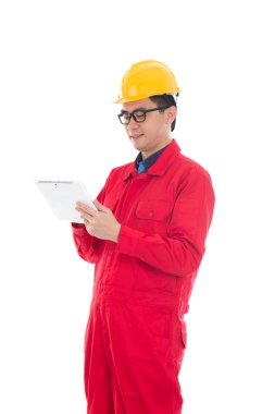 Çinli erkek mühendis emniyet ağır takım elbise ve isol tablet kullanma