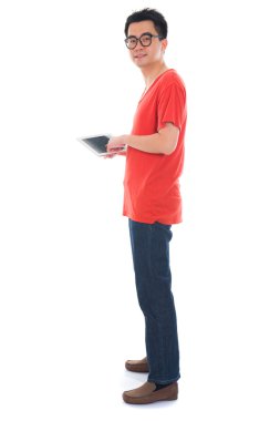 bir tablet sörf kullanarak Asya casual erkek