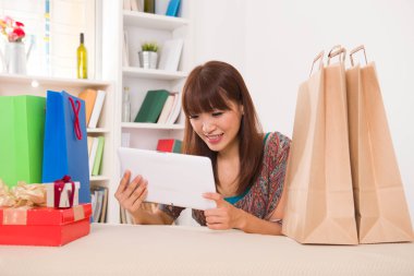 Koreli erkek oturma odası tablet kullanma