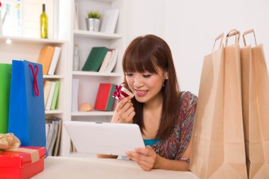 Koreli erkek oturma odası tablet kullanma