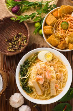 Singapur ünlü karides noodle veya har beni bac üzerinde süslemeleri ile