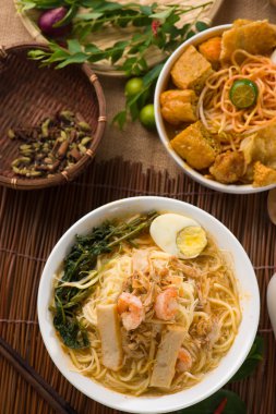 Singapur ünlü karides noodle veya har beni bac üzerinde süslemeleri ile