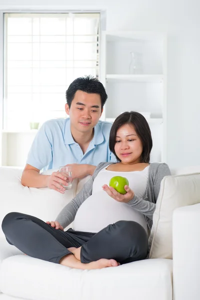 Healthy chinese pregnancy couple eating fresh fruits — Stock Photo, Image