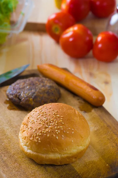 Hamburguesa ingredientes de comida rápida con un montón de materias primas en — Foto de Stock