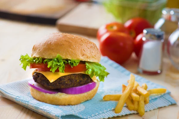 Hamburguesa comida rápida con un montón de materias primas en el backgrou — Foto de Stock