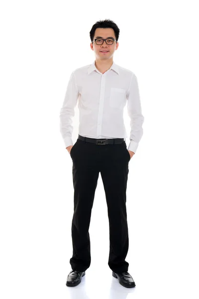 Jovem homem de negócios asiático isolado no fundo branco . — Fotografia de Stock