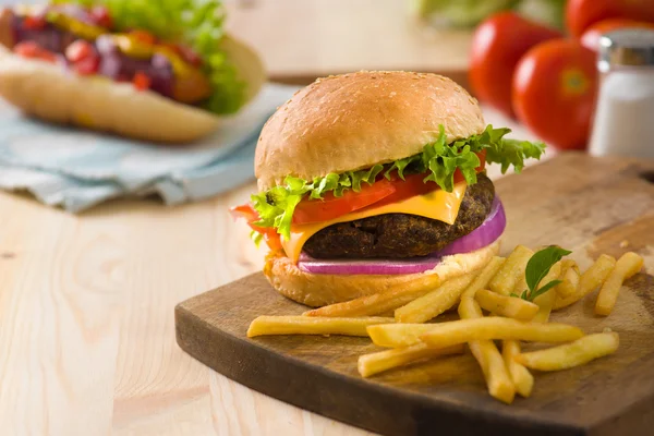 Hamburger fast-food cu o multime de materii prime pe backgrou — Fotografie, imagine de stoc