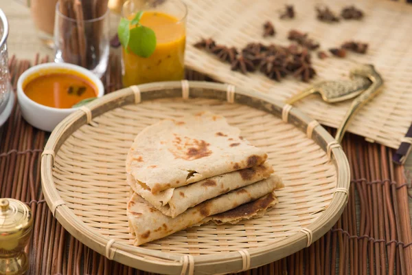 Индийский плоский хлеб под названием Чапати с овощным карри — стоковое фото
