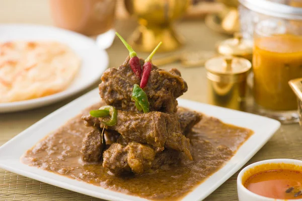 Carne de carneiro korma comida famosa com item de fundo indiano tradicional — Fotografia de Stock