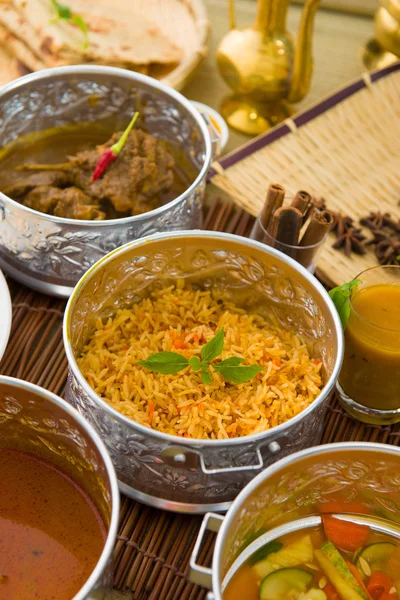 Riso Biryani con elementi tradizionali sullo sfondo — Foto Stock