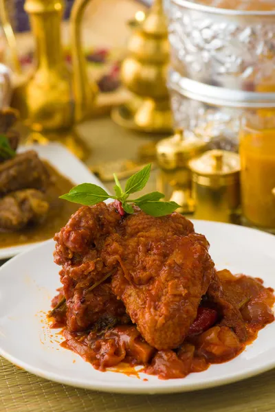 Rendang kari kuře vařené v indickém stylu s pikantní omáčkou — Stock fotografie