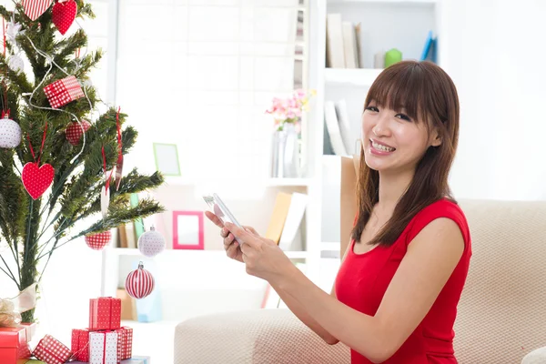 Asiatisk tjej under julen med hennes presenter — Stockfoto